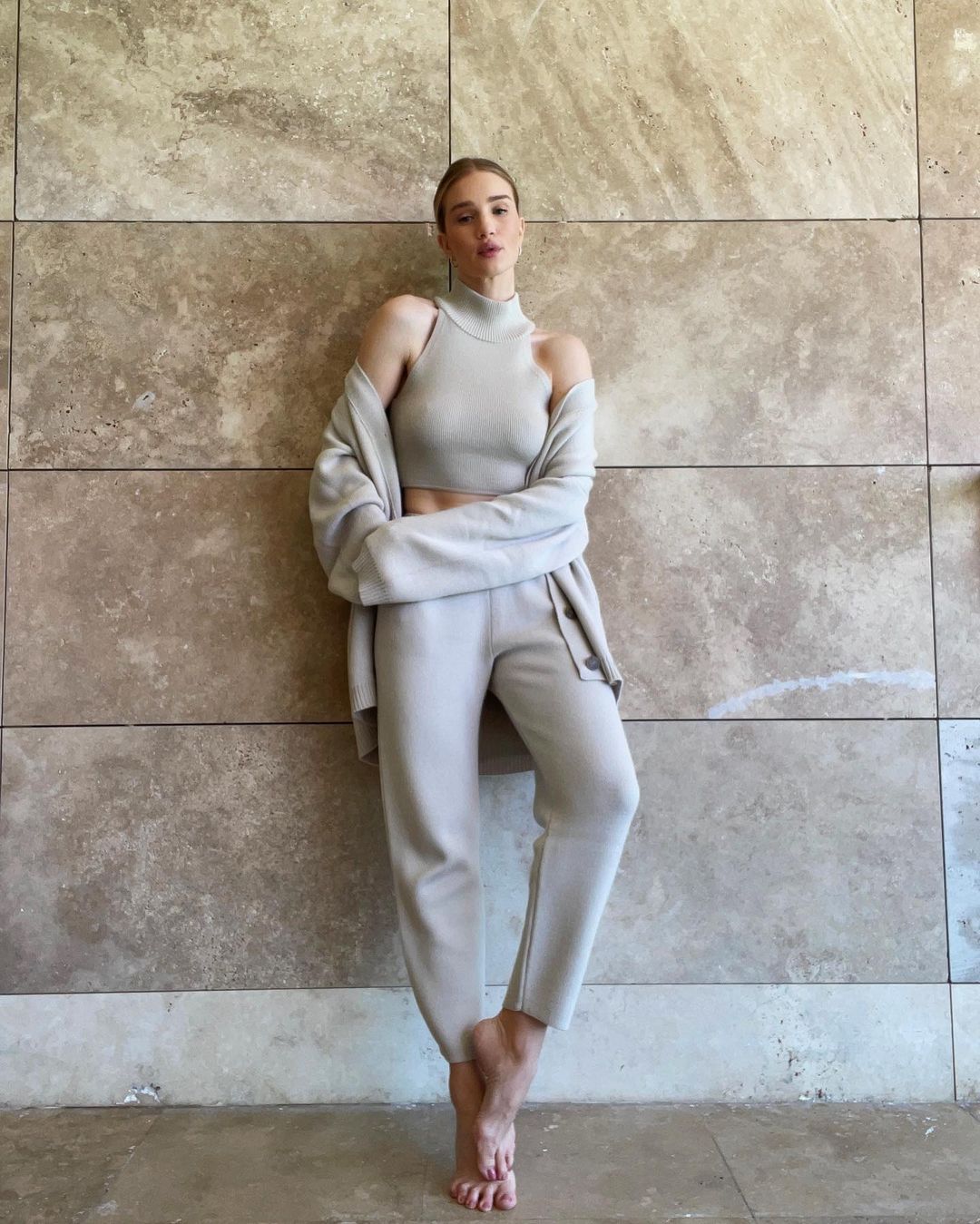 Роузи Хантингтон-Уайтли показала, какой костюм-тройку стоит приобрести этой весной